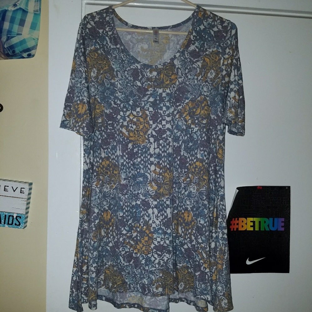 Lularoe Large Perfect T